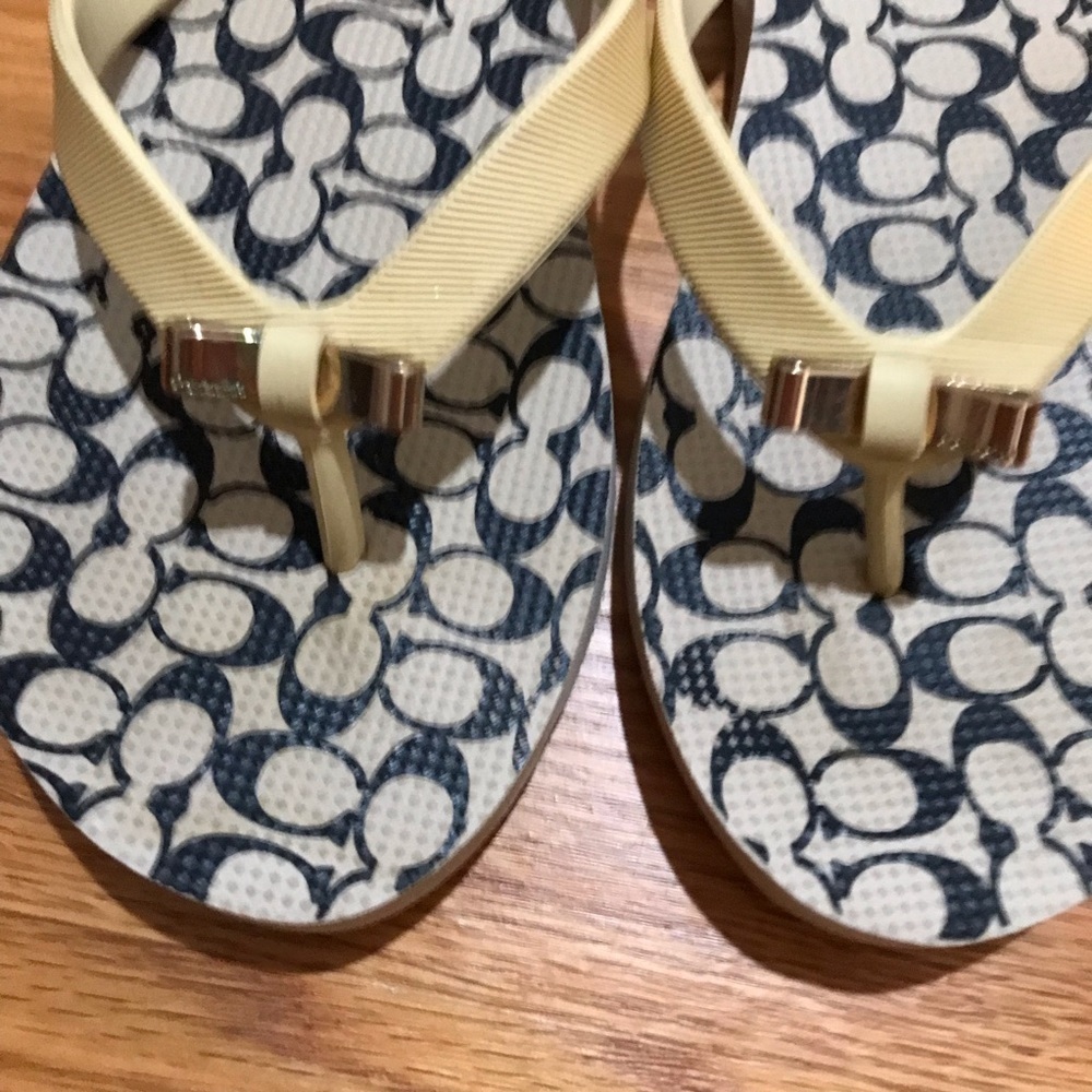🩴 COACH Flip Flops - Picture 3 of 6